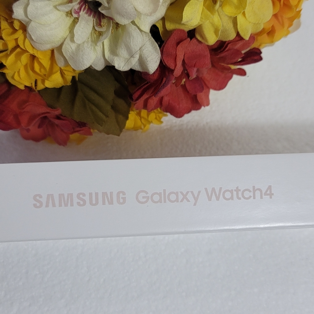 SAMSUNG GALAXY WOMEN'S WATCH 4 NEW - Picture 3 of 10